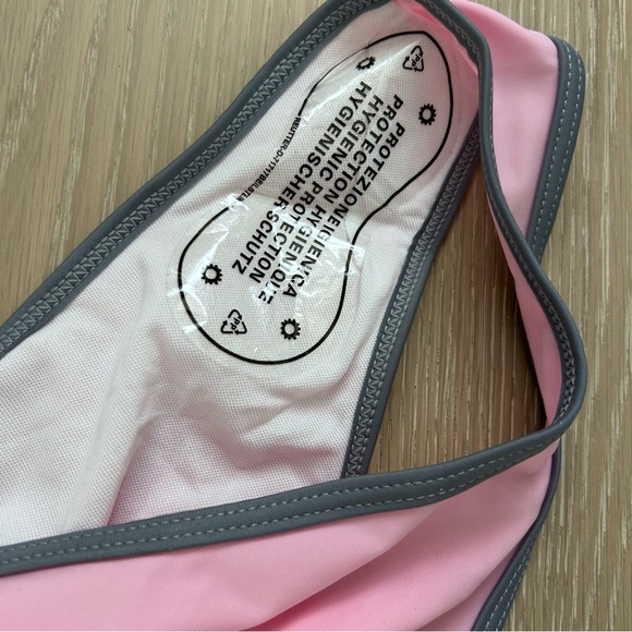 👙Deep V cheeky one piece swimsuit 👙 - Picture 4 of 10